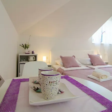 ゲストハウス Apartman Old Town Center 4*